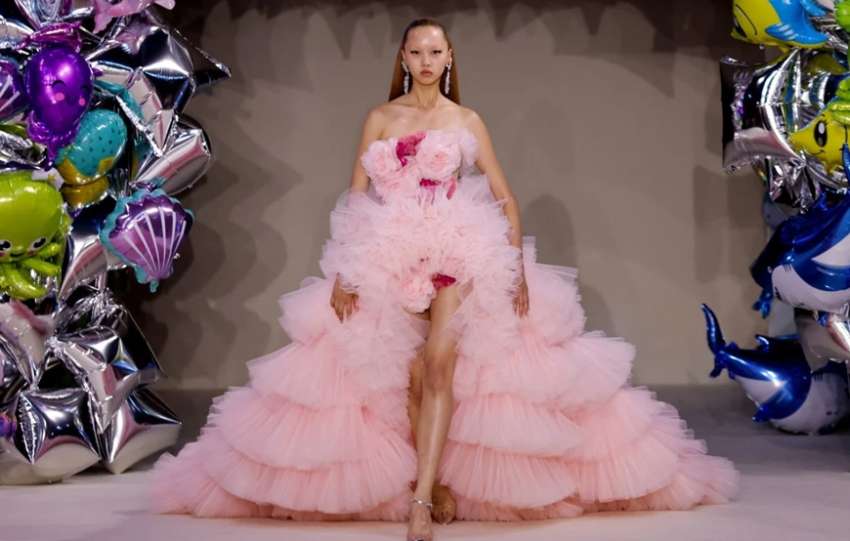 Giambattista Valli 2022/2023 秋冬高級訂製系列，走進甜美童真公主夢