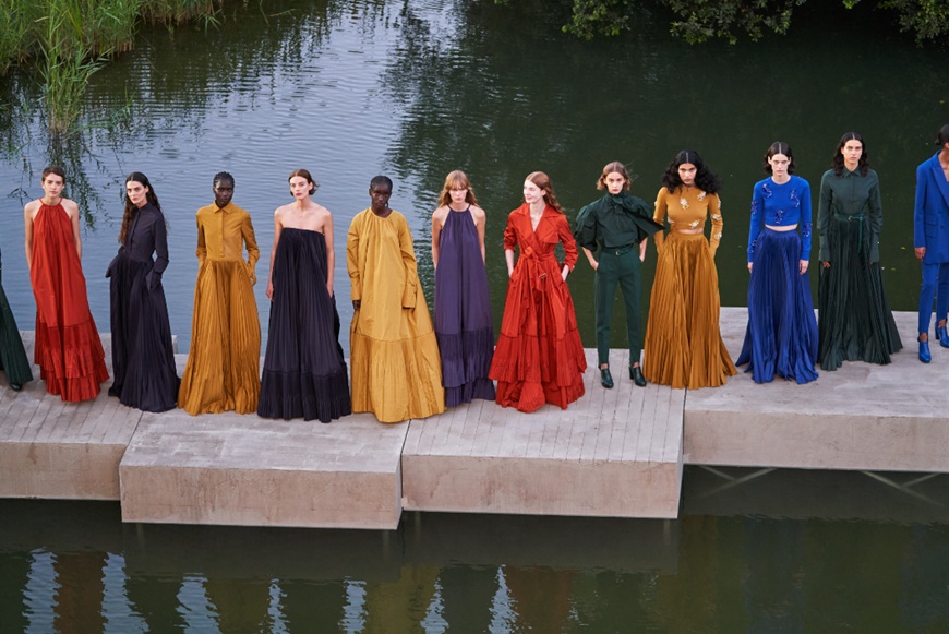 2023 早春系列：Max Mara 重新定義性感，低調奢華意式風格注入葡萄牙風情