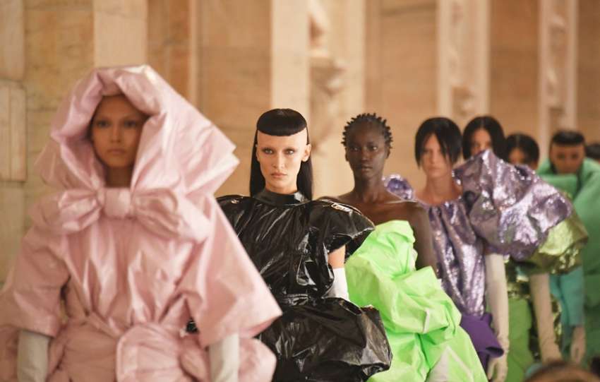 2022 秋冬系列：Marc Jacobs戲劇性美式高級訂製服裝，Hadid 姐妹花剃頭行騷？